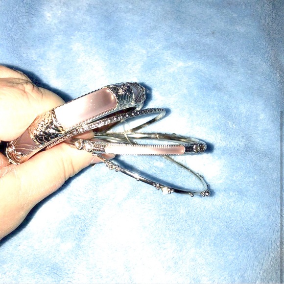 Disney Resort Set Of 4 Stone Rhinestone Pink Mother of Pearl Stack Bracelets NWT - Picture 3 of 4